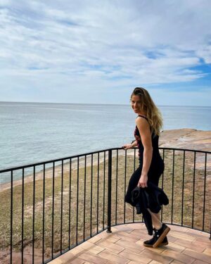 Ester Ledecká Instagram - Mám pár dnů do státnic, takže se učím úplně všude 😄 Koho to taky letos čeká? 👩🏼‍🎓

Just a few days left until my Master’s final exam so I study everywhere I go 😄 Who else is finishing this year? 👩🏼‍🎓

STR

@univerzita_vsfs
