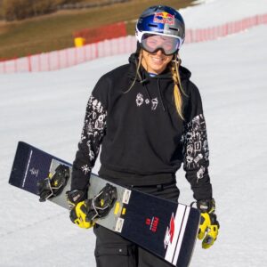 Ester Ledecká Instagram - Mám radost. Bogner (@bogner.official) si mě vybral jako hlavní tvář pro značku Fire & Ice (@bogner.fireandice)! 🙌 Co myslíte, jsem víc fire, nebo ice? 🔥🧊😄

Happy to become the main face of the Bogner’s (@bogner.official) Fire & Ice brand (@bogner.fireandice)! 🙌 What do you think, am I fire or ice? 🔥🧊😄

STR

📷 @justin_reiter 
#bogner #bognerfashion #bognerfireandice