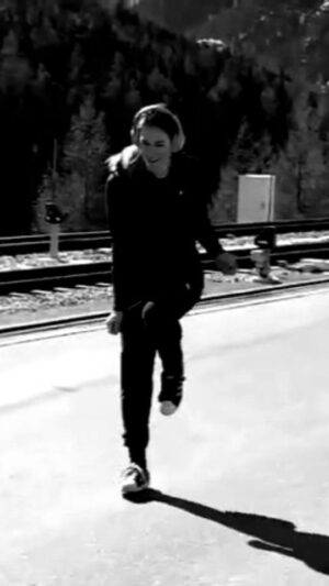 Ester Ledecká Instagram - Co děláte při čekání na vlak vy?🚞💃

What do you do while waiting for the train?🚞💃

STR