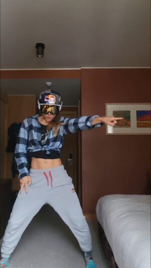 Ester Ledecká Instagram - Ptáte se co dělám, když zrovna nejezdim z kopce? 

What do I do, when I'm not going downhill, you ask? 

@redbull

STR