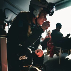 Ester Ledecká Instagram - Ahoj všichni, 
mrzí mě, že jsem si tenhle víkend nemohla užít tak, jak jsem chtěla. Většina teamu po snowboardových závodech lehla a ani já jsem nakonec nevyvázla. Zatim těch dní, kdy jsem nejezdila s nudlí u nosu nebo nekašlala na celej svůj team (doslova nikoli obrazně) od začátku sezóny moc nebylo, ale pracuju na tom, abych se dala zase dokupy a brzo se postavila zpátky na start v plný síle! Jak by řekl Ivánek(z "Ivánku kamaráde, můžeš mluvit?"): Mám prášků jak Horníček.. Bych si prostě jen přála, aby se mi už dejchalo líp. Ale budeme bojovat uvidíme...

PS: Gratuluju @janniksin k titulu na Australian Open! Inspiruje mě ta tvoje klidná síla!

Hello everyone, 
I'm sorry that I couldn't enjoy this weekend as I wanted to. Most of the team got sick after the snowboarding races, and I didn't escape that either in the end. So far, there haven't been many days when I haven't been riding or skiing without booger hanging out of my nose or coughing since the beginning of the season, but I'm working on getting myself back together and soon standing back at the starting line at full strength! 

PS: Congratulations to @janniksin on the Australian open title! Your calm strength inspires me!

📷by: @justin_reiter

STR