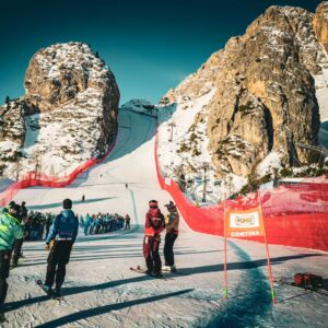 Ester Ledecká Instagram - Ahoj všichni, 
mrzí mě, že jsem si tenhle víkend nemohla užít tak, jak jsem chtěla. Většina teamu po snowboardových závodech lehla a ani já jsem nakonec nevyvázla. Zatim těch dní, kdy jsem nejezdila s nudlí u nosu nebo nekašlala na celej svůj team (doslova nikoli obrazně) od začátku sezóny moc nebylo, ale pracuju na tom, abych se dala zase dokupy a brzo se postavila zpátky na start v plný síle! Jak by řekl Ivánek(z "Ivánku kamaráde, můžeš mluvit?"): Mám prášků jak Horníček.. Bych si prostě jen přála, aby se mi už dejchalo líp. Ale budeme bojovat uvidíme...

PS: Gratuluju @janniksin k titulu na Australian Open! Inspiruje mě ta tvoje klidná síla!

Hello everyone, 
I'm sorry that I couldn't enjoy this weekend as I wanted to. Most of the team got sick after the snowboarding races, and I didn't escape that either in the end. So far, there haven't been many days when I haven't been riding or skiing without booger hanging out of my nose or coughing since the beginning of the season, but I'm working on getting myself back together and soon standing back at the starting line at full strength! 

PS: Congratulations to @janniksin on the Australian open title! Your calm strength inspires me!

📷by: @justin_reiter

STR
