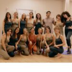 Esther Acebo Instagram - ‘Si te caes, te Levantas y Lo vueLves a intentar, porque eso también es yoga’ me dijeron en una práctica. Hoy sé q eso no es yoga. Es La vida. • GRACiAS @xuanlanyoga & @bornlivingyoga