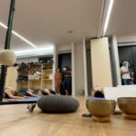Esther Acebo Instagram - ‘Si te caes, te Levantas y Lo vueLves a intentar, porque eso también es yoga’ me dijeron en una práctica. Hoy sé q eso no es yoga. Es La vida. • GRACiAS @xuanlanyoga & @bornlivingyoga