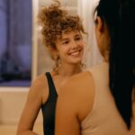 Esther Acebo Instagram - ‘Si te caes, te Levantas y Lo vueLves a intentar, porque eso también es yoga’ me dijeron en una práctica. Hoy sé q eso no es yoga. Es La vida. • GRACiAS @xuanlanyoga & @bornlivingyoga