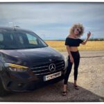 Esther Acebo Instagram - Back to the 80’s 🖤🚐 #mercedesbenzvans #claseTcontigo #ad
