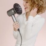Esther Acebo Instagram - Me encanta poder cambiar de Look cuidando aL máximo mi peLo!! Mi secreto? yo invento diferentes estiLos, y Dyson se encarga de protegerLo deL caLor @dyson_es