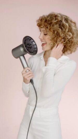 Esther Acebo Instagram - Me encanta poder cambiar de Look cuidando aL máximo mi peLo!!
Mi secreto? yo invento diferentes estiLos, y Dyson se encarga de protegerLo deL caLor
@dyson_es