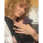 Esther Acebo Instagram - VoLver! Qué emocionante y qué difíciL.. Gracias a quienes Lo han hecho posibLe 💕 @ficcionproducciones #omn @juanacasting @yourocktalent por ayudar a CONCiLiAR, y enorme GRACiAS a mi madre y mi prima, por ‘ACUERPARNOS’ a SoL y a mí 🙏🏼