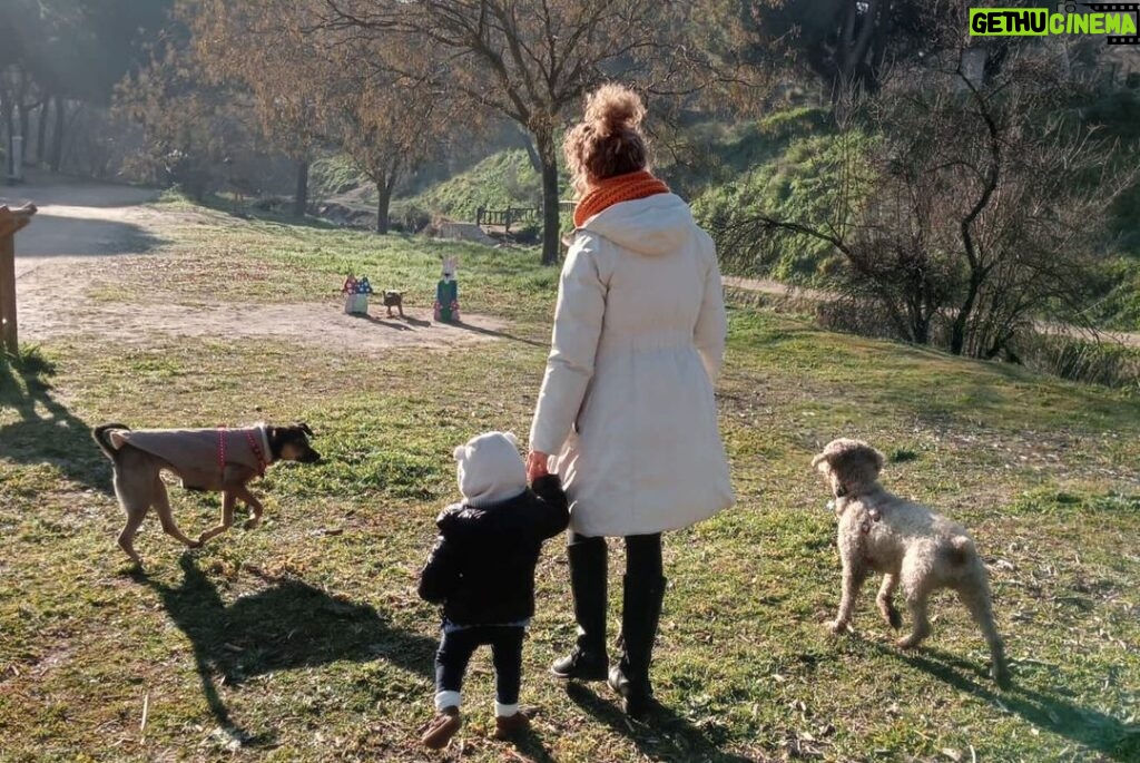 Esther Acebo Instagram - Dudar, viajar, cuidar, reír, llorar, creer, crecer, aceptar, trabajar, parar, volver a viajar, a cuidar, a reír, a llorar. Aprender. Gracias 2023 💕