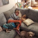 Esther Acebo Instagram - A última a chegar em VillaRizos, mas a primeira que vem me cumprimentar como uma louca todas as manhãs, cheia de amor, ninguém imaginaria que você rosnou para mim nas primeiras três semanas... A mais durona do bairro, e ao mesmo tempo, a mais carinhosa... Capazes de roubar a comida colocada na mesa, Mas incapazes de se ver no sofá e não virem dar amor. Parabéns Brisa #5 anos