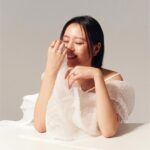 Esther Liu Instagram - #ELLE封面大人物 #劉品言 「只要是對的人，終究會相遇！」 從14歲出道的Sweety少女，到《華燈初上》的苦情花子，我們一路見證劉品言在表演上的蛻變。但在愛情裡，歷經幾番跌跌撞撞的她，這些年逐漸明白甚麼是最適合自己的樣子。在最新電影《莎莉》裡，言言化身為勇敢追愛的大齡女子！無論結不結婚，擁有愛的選擇與自由，才是最實在的幸福。 @esther88 @iprimo_taiwan 👉🏻追蹤 @elletaiwan 看完整專訪 EDITOR IN CHIEF_KAYT HSUEH PROJECT MANAGEMENT_DOMINIQUE CHIANG PHOTOGRAPH_WESLIE WEI ART DIRECTION_SANDY YANG STYLING_KATHY HSU, WAWA CHANG MAKE UP_麵麵 HAIR_NELSON@ZOOMHAIRSTYLING TEXT_DOMINIQUE CHIANG #elletaiwan #elle娛樂圈 #ellewedding #IPRIMO #鑽戒 #日系婚戒 #愛情