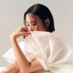 Esther Liu Instagram - #ELLE封面大人物 #劉品言 「只要是對的人，終究會相遇！」 從14歲出道的Sweety少女，到《華燈初上》的苦情花子，我們一路見證劉品言在表演上的蛻變。但在愛情裡，歷經幾番跌跌撞撞的她，這些年逐漸明白甚麼是最適合自己的樣子。在最新電影《莎莉》裡，言言化身為勇敢追愛的大齡女子！無論結不結婚，擁有愛的選擇與自由，才是最實在的幸福。 @esther88 @iprimo_taiwan 👉🏻追蹤 @elletaiwan 看完整專訪 EDITOR IN CHIEF_KAYT HSUEH PROJECT MANAGEMENT_DOMINIQUE CHIANG PHOTOGRAPH_WESLIE WEI ART DIRECTION_SANDY YANG STYLING_KATHY HSU, WAWA CHANG MAKE UP_麵麵 HAIR_NELSON@ZOOMHAIRSTYLING TEXT_DOMINIQUE CHIANG #elletaiwan #elle娛樂圈 #ellewedding #IPRIMO #鑽戒 #日系婚戒 #愛情