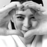 Esther Liu Instagram - #ELLE封面大人物 #劉品言 「只要是對的人，終究會相遇！」 從14歲出道的Sweety少女，到《華燈初上》的苦情花子，我們一路見證劉品言在表演上的蛻變。但在愛情裡，歷經幾番跌跌撞撞的她，這些年逐漸明白甚麼是最適合自己的樣子。在最新電影《莎莉》裡，言言化身為勇敢追愛的大齡女子！無論結不結婚，擁有愛的選擇與自由，才是最實在的幸福。 @esther88 @iprimo_taiwan 👉🏻追蹤 @elletaiwan 看完整專訪 EDITOR IN CHIEF_KAYT HSUEH PROJECT MANAGEMENT_DOMINIQUE CHIANG PHOTOGRAPH_WESLIE WEI ART DIRECTION_SANDY YANG STYLING_KATHY HSU, WAWA CHANG MAKE UP_麵麵 HAIR_NELSON@ZOOMHAIRSTYLING TEXT_DOMINIQUE CHIANG #elletaiwan #elle娛樂圈 #ellewedding #IPRIMO #鑽戒 #日系婚戒 #愛情