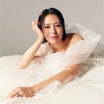 Esther Liu Instagram - #ELLE封面大人物 #劉品言 「只要是對的人，終究會相遇！」 從14歲出道的Sweety少女，到《華燈初上》的苦情花子，我們一路見證劉品言在表演上的蛻變。但在愛情裡，歷經幾番跌跌撞撞的她，這些年逐漸明白甚麼是最適合自己的樣子。在最新電影《莎莉》裡，言言化身為勇敢追愛的大齡女子！無論結不結婚，擁有愛的選擇與自由，才是最實在的幸福。 @esther88 @iprimo_taiwan 👉🏻追蹤 @elletaiwan 看完整專訪 EDITOR IN CHIEF_KAYT HSUEH PROJECT MANAGEMENT_DOMINIQUE CHIANG PHOTOGRAPH_WESLIE WEI ART DIRECTION_SANDY YANG STYLING_KATHY HSU, WAWA CHANG MAKE UP_麵麵 HAIR_NELSON@ZOOMHAIRSTYLING TEXT_DOMINIQUE CHIANG #elletaiwan #elle娛樂圈 #ellewedding #IPRIMO #鑽戒 #日系婚戒 #愛情