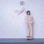 Esther Liu Instagram - 我想就是從 #粉紅絲帶 開始 粉色成為勇敢與溫暖的女性力量 謝謝 @esteelaudertw 與 @voguetaiwan 的邀請 跟姐妹在台北時裝週欣賞三位女設計師大秀 今天與拍雜誌時都穿到了董亭言老師的作品，又率性又溫柔很喜歡💕 #TimeToEndBreastCance #團結你我終結乳癌 #粉紅絲帶 #雅詩蘭黛 #PinkRibbon 感謝團隊 Makeup: @karenchang_makeup Hairstyle: @nelsonkuo_zoom