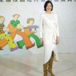 Esther Liu Instagram - 第14屆感動久久全國校園短片徵選 謝謝公視以及華碩文教基金會 讓我可以加入評審的行列 評審最有趣的就是可以短時間看到許多作品 這次最驚喜的是 每個參賽者都好年輕也都很會說故事 影像是迷人的 期待我們在未來 可以一起來當說故事的人 開心與人稱 #帝后製造機 的評審們一起🫶🏻期待再相聚 感謝團隊 Makeup: @dora_lin_siyun Hairstyle: @lounes_chen Stylish: @charliebubblecat 👗： @sandroparis #對我真的回來了 #最近還有很多活動跟大家見面喔