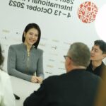 Esther Liu Instagram - 那一日 化妝師跟造型師班機delayed 還在飛機上 經紀人問我有沒有自己帶衣服可以穿的 我行李箱裡就躺著這件灰色 @balmain 更巧的是，這是去年在法國拍 #莎莉 的時候買的 感覺冥冥之中，我們的莎莉之神都有安排🥰 那一日圓滿完成工作 妝自己畫的還是獲得了奇蹟美照😂 再次感謝我不到最後決不放棄的團隊 （跟我本人如出一徹😂） Makeup: me& Nana （化妝師 @karenchang_makeup 後來趕上，但她說這妝她要叫Nana😂) Hairstyle: @nelsonkuo_zoom (這位是會管女星化妝的髮型🙄） 💎: @redwoodjewellry 📷: @yuweiiv （再慌亂都讓我有奇蹟美照的你🫶🏻） #感謝宇宙的每個安排