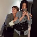 Esther Liu Instagram - 。 「我要去哪裡。」 「妳去旋轉門旋轉。」 我們轉了大概十圈。 今天是十月十日，我們還在釜山哦。 釜山影展好緊湊，除了工作就是吃與喝，不然就是赤腳踩沙。但每個小瞬間小分秒都好珍惜，好喜歡夥伴，喜歡團隊，喜歡電影。 謝謝電影《莎莉》 @sallilovestory 帶我們前進釜山進行這個奇幻旅程，謝謝台灣電影的努力，謝謝導演讓全世界的觀眾進電影院又哭又笑地觀影。 我愛我的工作，我愛我身邊的人。 / 雙向奔赴啊。 Movie l @sallilovestory Director l @lienchienhung Actress l @esther88 Makeup l @karenchang_makeup Hair l @nelsonkuo_zoom Style l @charliebubblecat Love l @1004_310728630 . Busan International Film Festival