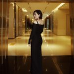 Esther Liu Instagram - Taiwan Cinema Night 好多朋友在此相聚❤️ 還有一直笑開懷的 #非常演員 們 還去當了一下嫦娥😂🤷🏻‍♀️ 沒錯造型師還是給了我限制呼吸與自由的禮服😅 Thank you❤️ Makeup: @karenchang_makeup Hairstyle: @nelsonkuo_zoom Stylish: @charliebubblecat 👗: @hm 💎: @redwoodjewellry 📷: @yuweiiv Haeundae , Busan, South Korea