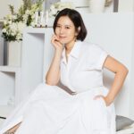 Esther Liu Instagram - 感謝厚愛啦～ 在鑽石霜還沒有正式上市前 就已經讓我帶著趴趴走了 經 #業界知名過敏兒 我本人🙋‍♀️試用認證 有善保護過敏肌膚沒有刺激性 防曬效果極佳不油膩 手殘人也能輕鬆擁有自然光澤 智能校正因子能像鑽石一樣多焦變色 感謝邀請讓我可以成為品牌好友 這一天跟大家玩的很開心🫶🏻 #頂超生技 #IG水晶高光鑽石霜 #一點二推三提亮 #妝養合一 #輕便攜帶 #網美肌膚 商品連結https://lihico.com/FqPDt Thank you Makeup: @karenchang_makeup Hairstyle: @fluxreel_queena Stylish: @orangekai @limitsy3n 👗: @alexandermcqueen 👠: @manoloblahnik 💎: @tiffanyandco 📷: @hellohenryboy
