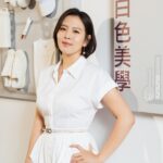 Esther Liu Instagram - 感謝厚愛啦～ 在鑽石霜還沒有正式上市前 就已經讓我帶著趴趴走了 經 #業界知名過敏兒 我本人🙋‍♀️試用認證 有善保護過敏肌膚沒有刺激性 防曬效果極佳不油膩 手殘人也能輕鬆擁有自然光澤 智能校正因子能像鑽石一樣多焦變色 感謝邀請讓我可以成為品牌好友 這一天跟大家玩的很開心🫶🏻 #頂超生技 #IG水晶高光鑽石霜 #一點二推三提亮 #妝養合一 #輕便攜帶 #網美肌膚 商品連結https://lihico.com/FqPDt Thank you Makeup: @karenchang_makeup Hairstyle: @fluxreel_queena Stylish: @orangekai @limitsy3n 👗: @alexandermcqueen 👠: @manoloblahnik 💎: @tiffanyandco 📷: @hellohenryboy