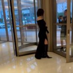 Esther Liu Instagram - 。 「我要去哪裡。」 「妳去旋轉門旋轉。」 我們轉了大概十圈。 今天是十月十日，我們還在釜山哦。 釜山影展好緊湊，除了工作就是吃與喝，不然就是赤腳踩沙。但每個小瞬間小分秒都好珍惜，好喜歡夥伴，喜歡團隊，喜歡電影。 謝謝電影《莎莉》 @sallilovestory 帶我們前進釜山進行這個奇幻旅程，謝謝台灣電影的努力，謝謝導演讓全世界的觀眾進電影院又哭又笑地觀影。 我愛我的工作，我愛我身邊的人。 / 雙向奔赴啊。 Movie l @sallilovestory Director l @lienchienhung Actress l @esther88 Makeup l @karenchang_makeup Hair l @nelsonkuo_zoom Style l @charliebubblecat Love l @1004_310728630 . Busan International Film Festival