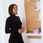 Esther Liu Instagram - 時間過的飛快 不知不覺已經到了2023年的尾聲 今年行程滿滿 跟團隊相處的時間應該超過……放空的時間😂 每當在工作的高壓狀態時 能犒賞大家 （與我自己) 的 就是吃好吃的東西😂 所以反而是在工作結束時最常有容易破戒的聚餐 這時就是要靠 #夜美孅酵素 #添加1000mg膠原蛋白 #四大分解酵素 在睡前泡溫水喝一包 代謝+美妍雙效合一 讓我非常 「心安理得 」的入睡😂😂😂 不用擔心隔天起床認不得我自己 調節生理機能, 有感代謝 ! 讓我一年的每一天都有好的狀態 ! 2024年也請多多照顧囉🫶🫶🫶🫶 屈臣氏 /https://pse.is /5ctavc