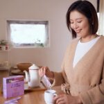 Esther Liu Instagram - 時間過的飛快 不知不覺已經到了2023年的尾聲 今年行程滿滿 跟團隊相處的時間應該超過……放空的時間😂 每當在工作的高壓狀態時 能犒賞大家 （與我自己) 的 就是吃好吃的東西😂 所以反而是在工作結束時最常有容易破戒的聚餐 這時就是要靠 #夜美孅酵素 #添加1000mg膠原蛋白 #四大分解酵素 在睡前泡溫水喝一包 代謝+美妍雙效合一 讓我非常 「心安理得 」的入睡😂😂😂 不用擔心隔天起床認不得我自己 調節生理機能, 有感代謝 ! 讓我一年的每一天都有好的狀態 ! 2024年也請多多照顧囉🫶🫶🫶🫶 屈臣氏 /https://pse.is /5ctavc