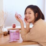 Esther Liu Instagram - 時間過的飛快 不知不覺已經到了2023年的尾聲 今年行程滿滿 跟團隊相處的時間應該超過……放空的時間😂 每當在工作的高壓狀態時 能犒賞大家 （與我自己) 的 就是吃好吃的東西😂 所以反而是在工作結束時最常有容易破戒的聚餐 這時就是要靠 #夜美孅酵素 #添加1000mg膠原蛋白 #四大分解酵素 在睡前泡溫水喝一包 代謝+美妍雙效合一 讓我非常 「心安理得 」的入睡😂😂😂 不用擔心隔天起床認不得我自己 調節生理機能, 有感代謝 ! 讓我一年的每一天都有好的狀態 ! 2024年也請多多照顧囉🫶🫶🫶🫶 屈臣氏 /https://pse.is /5ctavc