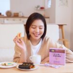 Esther Liu Instagram - 時間過的飛快 不知不覺已經到了2023年的尾聲 今年行程滿滿 跟團隊相處的時間應該超過……放空的時間😂 每當在工作的高壓狀態時 能犒賞大家 （與我自己) 的 就是吃好吃的東西😂 所以反而是在工作結束時最常有容易破戒的聚餐 這時就是要靠 #夜美孅酵素 #添加1000mg膠原蛋白 #四大分解酵素 在睡前泡溫水喝一包 代謝+美妍雙效合一 讓我非常 「心安理得 」的入睡😂😂😂 不用擔心隔天起床認不得我自己 調節生理機能, 有感代謝 ! 讓我一年的每一天都有好的狀態 ! 2024年也請多多照顧囉🫶🫶🫶🫶 屈臣氏 /https://pse.is /5ctavc