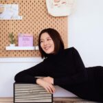 Esther Liu Instagram - 時間過的飛快 不知不覺已經到了2023年的尾聲 今年行程滿滿 跟團隊相處的時間應該超過……放空的時間😂 每當在工作的高壓狀態時 能犒賞大家 （與我自己) 的 就是吃好吃的東西😂 所以反而是在工作結束時最常有容易破戒的聚餐 這時就是要靠 #夜美孅酵素 #添加1000mg膠原蛋白 #四大分解酵素 在睡前泡溫水喝一包 代謝+美妍雙效合一 讓我非常 「心安理得 」的入睡😂😂😂 不用擔心隔天起床認不得我自己 調節生理機能, 有感代謝 ! 讓我一年的每一天都有好的狀態 ! 2024年也請多多照顧囉🫶🫶🫶🫶 屈臣氏 /https://pse.is /5ctavc