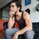 Etienne Bobenrieth Instagram - Estado post entrenamiento! Buenas tardes a todas y todos !!!! Vieron el LIVE de anoche!!!!! Estuvimos hasta con @luisjaraoficial que me cantó el.feliz cumpleaños y yo canté Whitney Houston!!!! Véalo!!!!!😁😆😄😉😷🤎💜🤟🏻👌🏼💥💫🎉🍺🍺