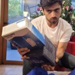 Etienne Bobenrieth Instagram - Philips me mandó dos increíbles regalos de navidad : Una afeitadora Series 9000 con tecnología Skin IQ que cuida la piel , y un cepillo de dientes eléctrico 6100 protective clean. Quieren conocer sus atributos? Ya que no se me cayeron, vean mis próximas historias y/o métanse a la página !!! @philips_chile #navidadphilips
