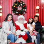 Eugenio Derbez Instagram - De nuestros corazones a los suyos, ¡muy feliz Navidad! Que lluevan bendiciones sobre sus hogares, que siempre tengan alguien a quien abrazar y que les sobren razones para agradecer. ¡Felices Fiestas! ♥️♥️♥️✨✨✨🥰🥰🥰🌟🌟🌟 Nos hiciste falta Darkettoooooo @jose_eduardo92 Te amamos!