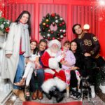 Eugenio Derbez Instagram - De nuestros corazones a los suyos, ¡muy feliz Navidad! Que lluevan bendiciones sobre sus hogares, que siempre tengan alguien a quien abrazar y que les sobren razones para agradecer. ¡Felices Fiestas! ♥️♥️♥️✨✨✨🥰🥰🥰🌟🌟🌟 Nos hiciste falta Darkettoooooo @jose_eduardo92 Te amamos!