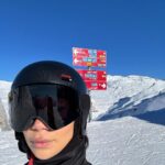 Eva Marisol Gutowski Instagram - Vibe check ❄️ The guy in the last slide is who i aim to be in 40 more years… also just realized he’s dressed exactly like this emoji? 🏂😭🥂