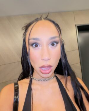 Eva Marisol Gutowski Instagram - This is the only time you’ll ever see me use my butt crack as an accessory 😶‍🌫️