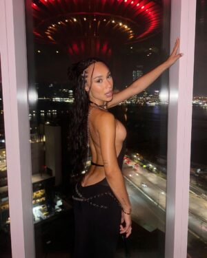 Eva Marisol Gutowski Instagram - This is the only time you’ll ever see me use my butt crack as an accessory 😶‍🌫️