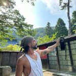 Evaluna Montaner Instagram - Este viaje a Japón me tenía muy nerviosa por varias razones… el vuelo tan largo con Indi (aunque ella es una campeona y viaja muuuy bien), el cambio de horario tan heavy, las caminatas largas con Indi encima, etc. Pero todos mis miedos se me olvidaron cuando me encontré con este país tan fascinante. WOW. Su cultura, sus paisajes, la calidad humana. El sentido de la reverencia y el servicio que tiene la gente definitivamente es algo que yo quiero que se siembre en el corazón de mi hija. Estoy agradecida con Dios por el hecho de que nuestras canciones nos hayan traído hasta acá, a la locura de estar cantando en frente de miles de personas taaaan lejos de casa. Eso. Los amo. Bai ✌🏼