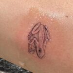 Evaluna Montaner Instagram - Empezó el mes de mi cumple y se ve lindiii. 1. Papi e Indi en la “mimina”. 2. Leer leer leer y 🍹. 3. @tattooandwalls me tatuó una ranita. 4. Y esa misma noche @camilo rescató dos ranitas chiquititas que estaban atrapadas. 5. Regalo de cumple de @camilo adelantado 🙊😻 6. 💚 7. Broncearme es mi pasión. (Tranqui tranqui…me cuido la piel) 8. 🍻 9. “Bailar bailar” 10. “Volví a la vida cuando me besaste” 💋