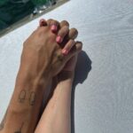 Evaluna Montaner Instagram - Empezó el mes de mi cumple y se ve lindiii. 1. Papi e Indi en la “mimina”. 2. Leer leer leer y 🍹. 3. @tattooandwalls me tatuó una ranita. 4. Y esa misma noche @camilo rescató dos ranitas chiquititas que estaban atrapadas. 5. Regalo de cumple de @camilo adelantado 🙊😻 6. 💚 7. Broncearme es mi pasión. (Tranqui tranqui…me cuido la piel) 8. 🍻 9. “Bailar bailar” 10. “Volví a la vida cuando me besaste” 💋