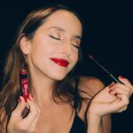 Evaluna Montaner Instagram - Qué es lo que buscan en un labial? Yo amo que mi favorito de @cyzone_oficial dura tooodoo el día.
