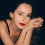 Evaluna Montaner Instagram - Qué es lo que buscan en un labial? Yo amo que mi favorito de @cyzone_oficial dura tooodoo el día.