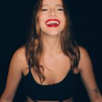 Evaluna Montaner Instagram - Qué es lo que buscan en un labial? Yo amo que mi favorito de @cyzone_oficial dura tooodoo el día.