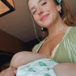 Evaluna Montaner Instagram - Este viaje a Japón me tenía muy nerviosa por varias razones… el vuelo tan largo con Indi (aunque ella es una campeona y viaja muuuy bien), el cambio de horario tan heavy, las caminatas largas con Indi encima, etc. Pero todos mis miedos se me olvidaron cuando me encontré con este país tan fascinante. WOW. Su cultura, sus paisajes, la calidad humana. El sentido de la reverencia y el servicio que tiene la gente definitivamente es algo que yo quiero que se siembre en el corazón de mi hija. Estoy agradecida con Dios por el hecho de que nuestras canciones nos hayan traído hasta acá, a la locura de estar cantando en frente de miles de personas taaaan lejos de casa. Eso. Los amo. Bai ✌🏼
