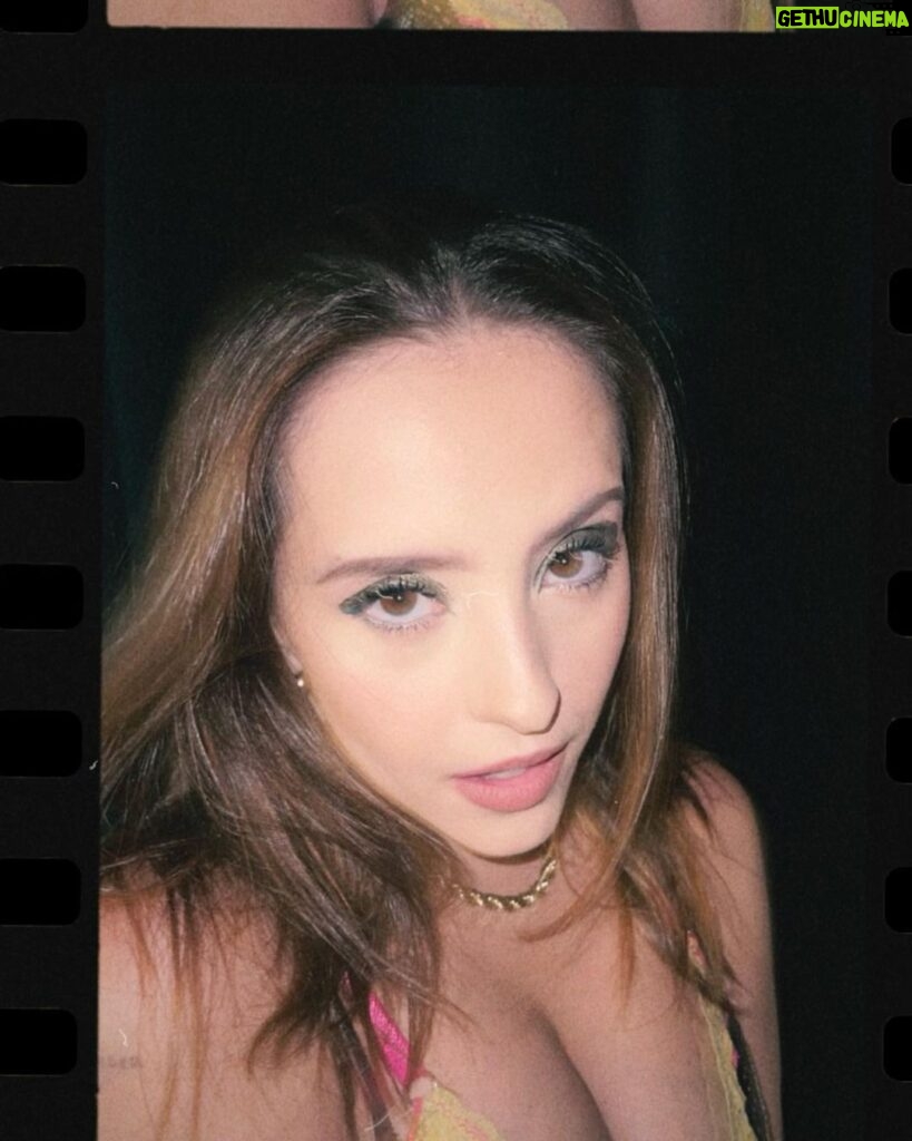 Evaluna Montaner Instagram - Menos mal mi labial es no transfer (miren la última foto 😂)