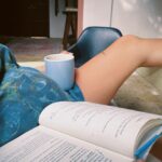 Evaluna Montaner Instagram - Llevo varios días queriendo hacer este post sin saber bien cómo. Nos estamos despidiendo de un año que sin duda para mí marcó un antes y un después. El 2021 me cambió. Me caí, me levanté, lloré…mucho. Me reí… mucho. Empecé terapia, me perdoné, aprendí, me sentí amada y acompañada, me encontré, volví a empezar, conocí muchos lugares nuevos, comí cosas muy ricas, me mudé, volví a casa y volví a tener conversaciones profundas, extrañé mucho a mis papás y amé el reencuentro, conocí a mi versión favorita de mí, Dios nos escogió para colaborar con Él en Su creación divina y he podido vivir absolutamente todo al lado del hombre que me ama con todo lo que soy, lo que fui en el 2021 y lo que seré en el 2022. Espero que este año esté lleno de sorpresas y cosas lindas para todos! ⚡️los quiero.