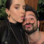 Evaluna Montaner Instagram - Feliz Navidad 🎄 A los que están por fin pasando tiempo con los suyos, a los que tienen la familia lejos, a los que están batallando con problemas de salud, a los que están por fin disfrutando de sus hijos, de sus sobrinos, de sus viejos. A los que cocinaron después de un año lleno de comidas a domicilios, a los que como nosotros, soltamos el ancla para disfrutar y celebrar que el mismo Dios creador del universo se hizo semilla, y vino en forma de niño a habitar entre nosotros!! Att: Camilo, Evaluna e Índigo.