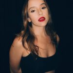 Evaluna Montaner Instagram - Qué es lo que buscan en un labial? Yo amo que mi favorito de @cyzone_oficial dura tooodoo el día.